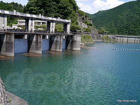 非常用洪水吐 - 晴れの小河内ダム（奥多摩湖）