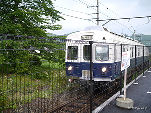 別所温泉駅に入線する上田電鉄 別所線 7200形 - 丸窓電車と別所温泉駅
