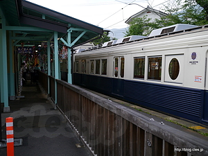7200形が停車する別所温泉駅 - 丸窓電車と別所温泉駅