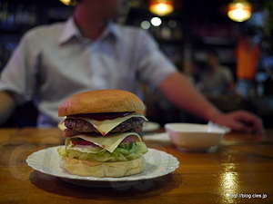 ベーコンチーズバーガー - DINER&BAR BASE.