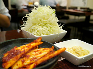 浅漬けのキムチ、てんこ盛りキャベツ、ネギ - 炭火焼ホルモン ぐう でホルモンを堪能する
