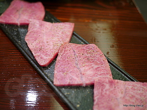 極みすじ - 炭火焼ホルモン ぐう でホルモンを堪能する