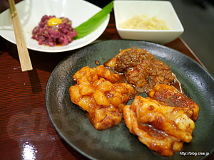 ホルモン3種盛り合わせ、桜ユッケ - 炭火焼ホルモン ぐう でホルモンを堪能する