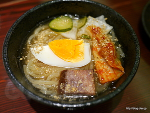 冷麺（ハーフ） - 炭火焼ホルモン ぐう でホルモンを堪能する