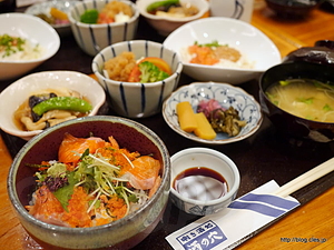 酒の穴ランチ/ひと足先に食欲の秋（焼鮭 とびっこ 紅葉色の海鮮丼、アイデア勝負！細打ちうどんにかに入 和風ホワイトソースとちょっピリ辛の味噌ソース混ぜ混ぜしながら召し上がれ、きのこ餡かけ揚げ出し豆富、特撰Ａ５和牛のしゃぶしゃぶサラダ） - 酒の穴（ランチ編）