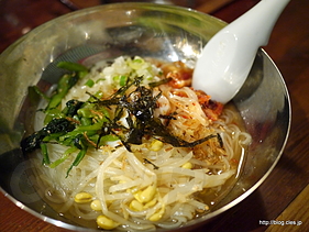 冷麺 - レトロな内装の押忍！カルビ番長で焼肉