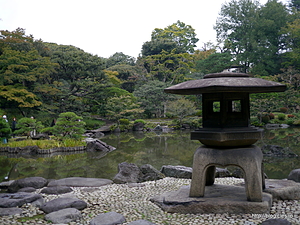 雪見灯籠と心字池 - 旧古河庭園の秋のバラフェスティバル 2012