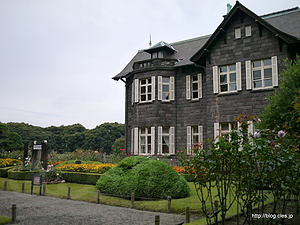 正門付近から見た洋館 - 旧古河庭園の秋のバラフェスティバル 2012