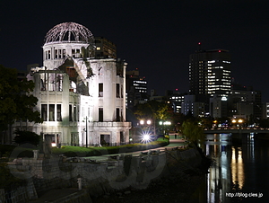 相生橋の欄干から - 原爆ドームに行ってきた