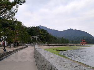 海岸沿いの道を通って嚴島神社に向かうが・・・ - 嚴島神社と大鳥居と潮の干満