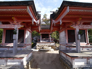 ３棟の本殿 - 御山神社