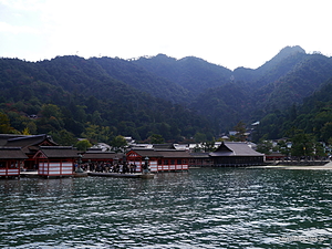平舞台（満潮時） - 嚴島神社と大鳥居と潮の干満