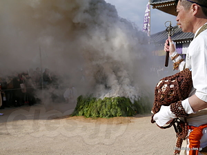 点火直後は煙がすごい - 亀居山 放光院 大願寺の火渡り式