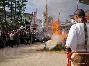 護摩木が投げ入れられる - 亀居山 放光院 大願寺の火渡り式
