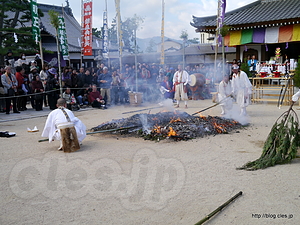 歩くところをならす - 亀居山 放光院 大願寺の火渡り式