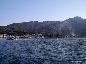 宮島に向かうフェリーと大鳥居 - 今日はフェリーで宮島へ
