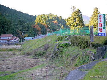 断層崖 - 根尾谷断層と地震断層観察館