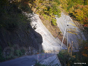 2005年に崩れたところの復旧状況（維持工事第H２３災４号） - 「落ちたら死ぬ!!」に行ってきた（国道157号線 能郷～黒津）