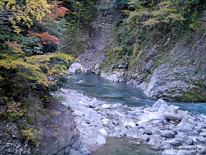 谷は綺麗 - 「落ちたら死ぬ!!」に行ってきた（国道157号線 能郷～黒津）
