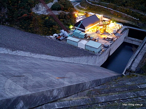 展望台から見た放水路 - 徳山ダム