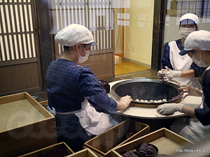 赤福を作る様子 - 赤福本店でお茶を