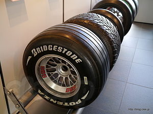 F1のタイヤも直接触ってみることができる - ブリヂストン TODAY