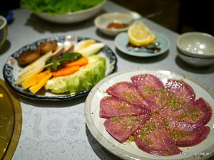 タン塩、野菜焼き、サンチュ - 焼肉 幸楽園で焼肉と超激辛カルビクッパを食べる
