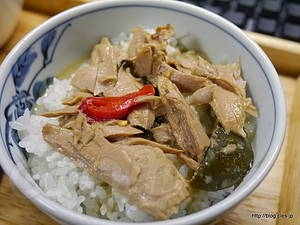いなば ツナとタイカレーグリーンをご飯にかけたところ - いなばのタイカレーの缶詰を食す