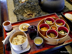 せいろ蒸し膳 里山（根菜おこわ、近江牛のじゅんじゅん、エビ大根（黒糖風味）、かぶらと青菜のおひたし、ごぼうのごままぶし、白菜としめじの炊きもの（生姜あんかけ）、赤コン煮） - たねや 日牟禮茶屋