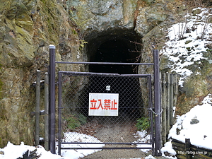  - 岩脇蒸気機関車避難壕跡
