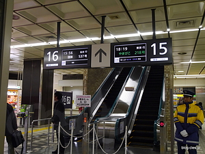 ホームはパスを持っていないと入れない - 「スーパーこまち」記念試乗会で時速300キロを体験してきた