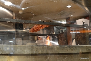目の前では炙り焼きが・・・ - 伊達の牛たん本舗 牛たん通り店で今日も牛タン