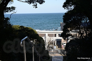 石段の上から海を望む - 大洗磯前神社