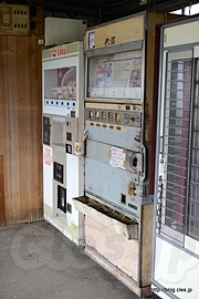 レトロな弁当自販機 - あらいやオートコーナーで焼肉弁当を食べる