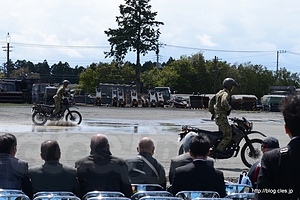 手を離して射撃 - 駒門駐屯地創立53周年記念行事にいってきた