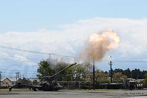 155mm榴弾砲FH-70 砲炎 - 駒門駐屯地創立53周年記念行事にいってきた