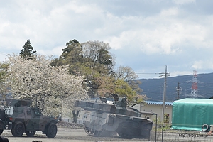 高速で旋回する10式戦車 - 駒門駐屯地創立53周年記念行事にいってきた