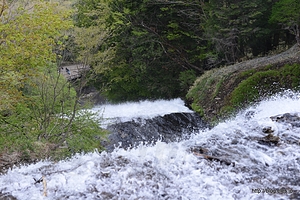 上からの湯滝 - 湯滝と湯ノ湖