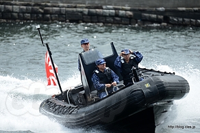 しぶきを上げて走る特別機動船 - よこすかYYのりものフェスタ2013（海上自衛隊横須賀地方総監部）
