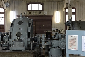 三居沢発電所内部 - 水力発電発祥の地「三居沢発電所」