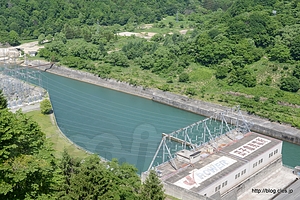 堰堤からの発電所 - 田子倉発電所と田子倉ダム