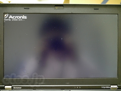 起動時の Acronis ロゴ画面 - Intel Data Migration Software を使って SSD へのデータ移行をする