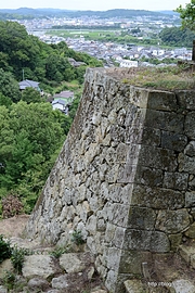 立ち入り禁止の場所にあった石垣 - 津山城跡を散策