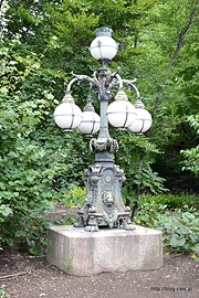 皇居正門石橋旧飾電燈 - 皇居東御苑を散策