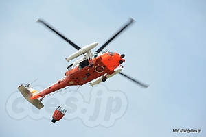 展示飛行中のUH-60J - 館山航空基地サマーフェスタ 2013 にいってきた