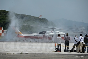 洗浄されるUH-60J - 館山航空基地サマーフェスタ 2013 にいってきた