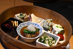 桶おばんざい盛り合わせ（引き上げ湯葉と胡麻とうふ、ゆばとうふのおさしみ・湯葉おくら・おとうふとトマトのミルフィーユ・夏野菜の白和え・あげだしとうふのぶぶあられ・お揚げと海藻の酢の物） - 京豆冨不二乃