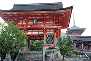 仁王門 - 音羽山 清水寺に朝の散策へ