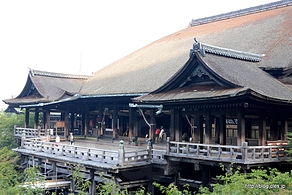 奥の院付近からの本堂 - 音羽山 清水寺に朝の散策へ