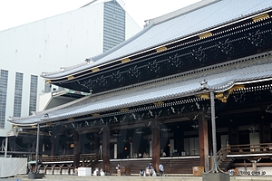 御影堂と阿弥陀堂素屋根 - 東本願寺はあちこち修復中